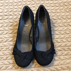 Black fabric heels with cute bow